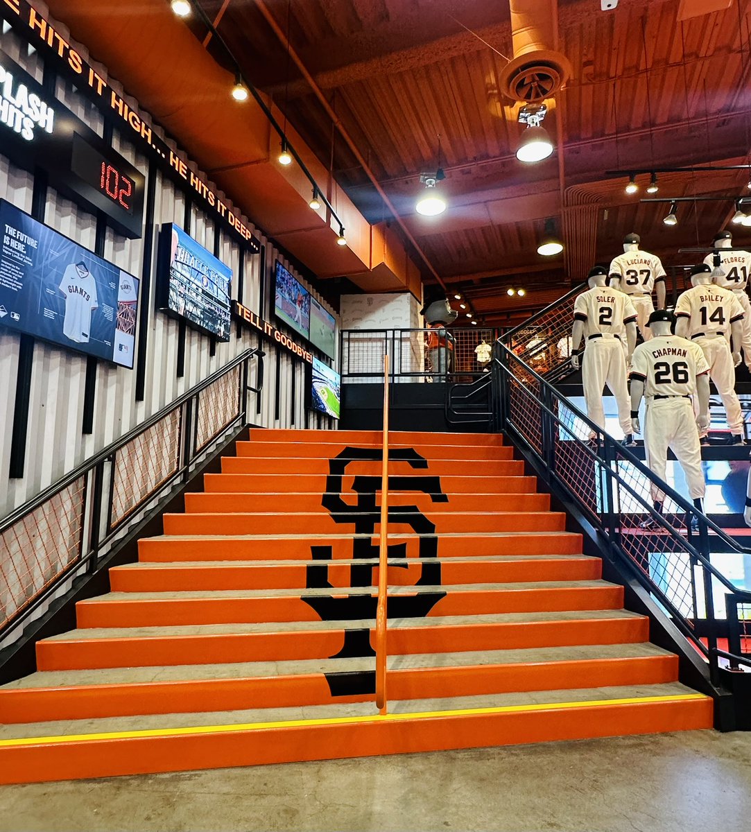 LPresents's tweet image. I can’t wait to step back into @OracleParkSF on Opening Day! @SFGiants