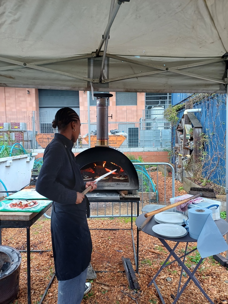 Thank you to volunteers from @stanhope_plc, Mitsui & @britishlibrary, who made chestnut shakes for our #TriangleSite & their own pizzas. Get into nature & book a session with our team globalgeneration.org.uk/get-involved/b…