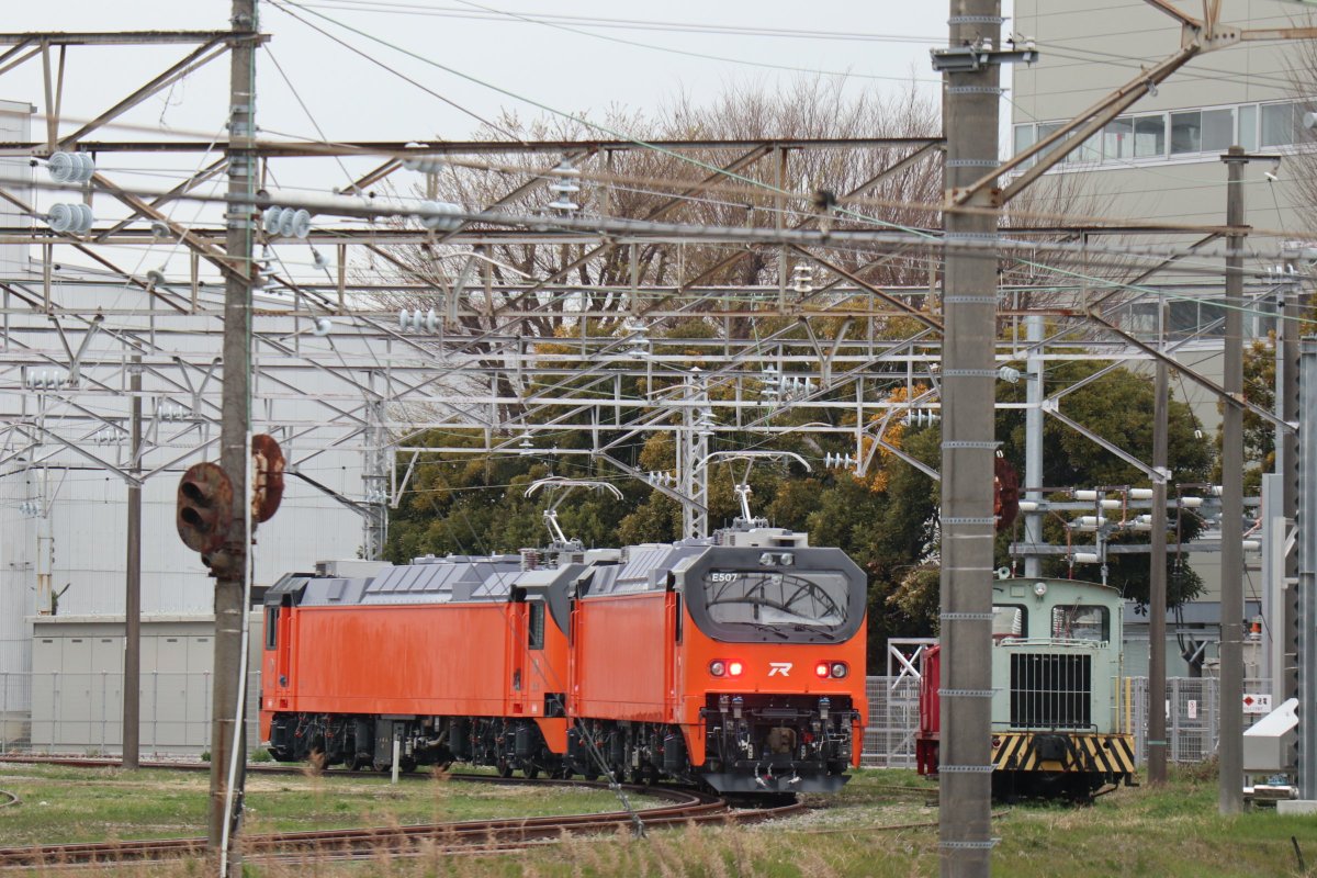 netch_rwy's tweet photo. 2024/3/28(木)
臺灣鐵路管理局E500型(E507＋E508)
＠北府中AM

午前中はほんのちょっと動いただけでした。
イイ位置に停まってくれましたが…重単で自走する姿と尾灯の点灯が見れて良かった💡
そして激短のラッパが聞けました🔈😁 https://t.co/7Kg1elhqtF