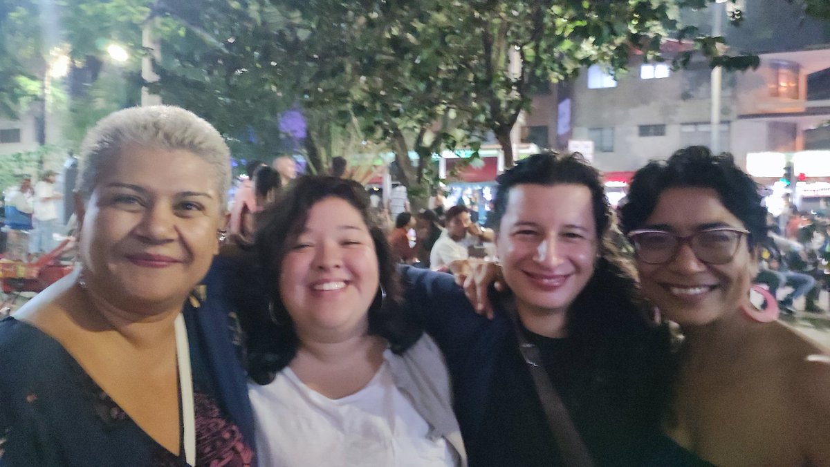 JuliSantaPutri's tweet photo. Amar a estas seres que nos comparten y me llenan de tanta fuerza! @MartaRPezazul @ValenArte @LaCaballero https://t.co/WoSM87hTXk