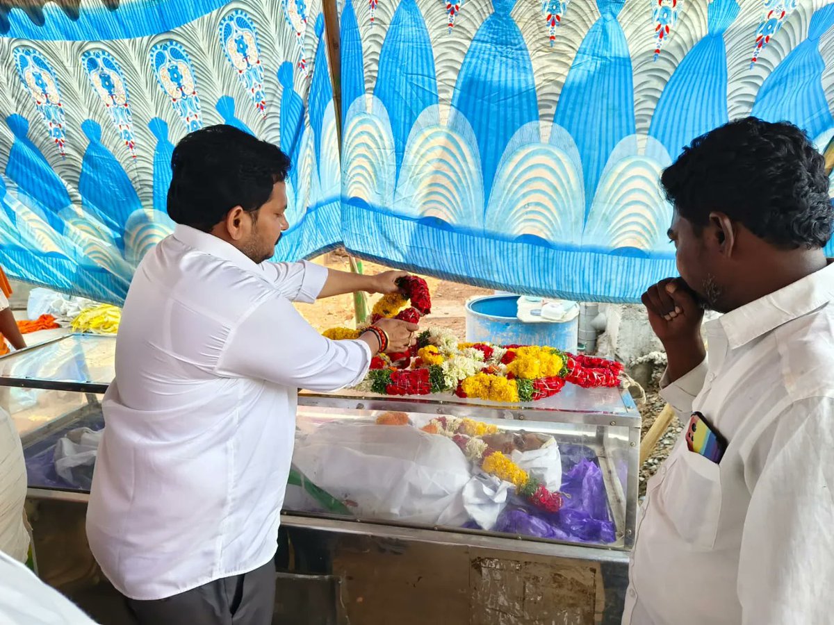 rajainturi's tweet photo. 27-03-2024 కందుకూరు నియోజకవర్గం

కందుకూరు పట్టణం 14వార్డు లో యాక్సిడెంట్ లో చనిపోయిన డాల లక్షమ్మ కు నివాళులర్పించి  వారి కుటుంబ సభ్యులకు అన్ని విధాలుగా అండగా ఉంటానని  ధైర్యం చెప్పిన

తెలుగుదేశం పార్టీ నెల్లూరు పార్లమెంటు ఉపాధ్యక్షులు ఇంటూరి రాజేష్ గారు https://t.co/hUNb9AKY6K