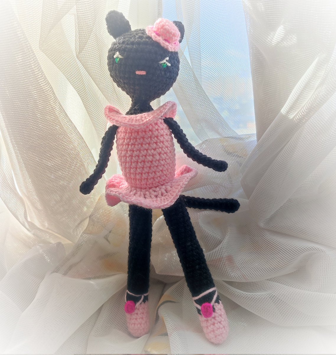 Всем известно, что если черная кошка в розовой балетной пачке перетанцует тебе дорогу, то это к большой удаче! 
#амигуруми #cats #amigurumi
