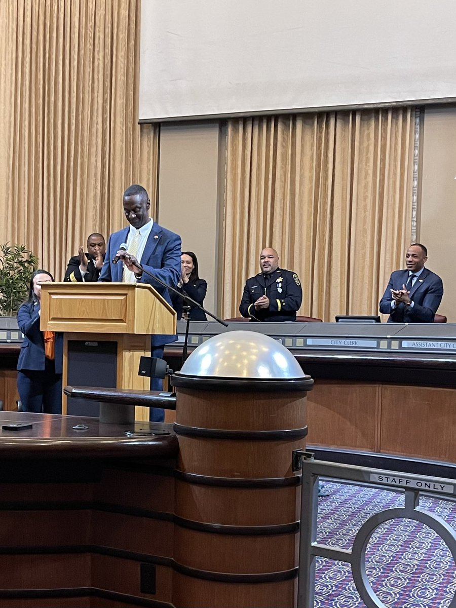 Today, we officially introduced @Oakland's new Police Chief Floyd Mitchell to our community. Working together, across our branches of government & with community, we will continue to expand our comprehensive safety solutions so Oaklanders feel the safety & security we deserve.