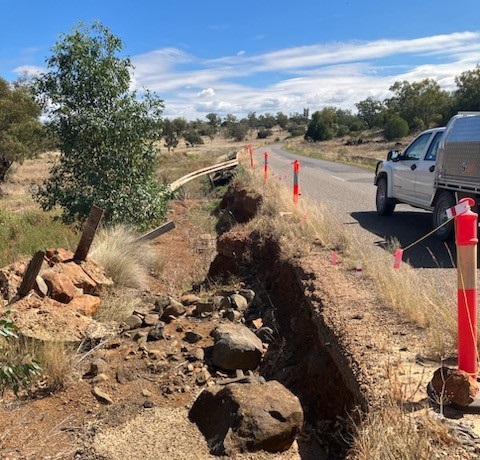 𝗦𝘁𝗮𝘆 𝘀𝗮𝗳𝗲 𝗼𝗻 𝗰𝗼𝘂𝗻𝘁𝗿𝘆 𝗿𝗼𝗮𝗱𝘀 𝘁𝗵𝗶𝘀 𝗘𝗮𝘀𝘁𝗲𝗿. There are still some badly damaged roads out there, and with a lot of traffic expected across the state this long weekend, we’re urging people to slow down and be careful so they can arrive safely.