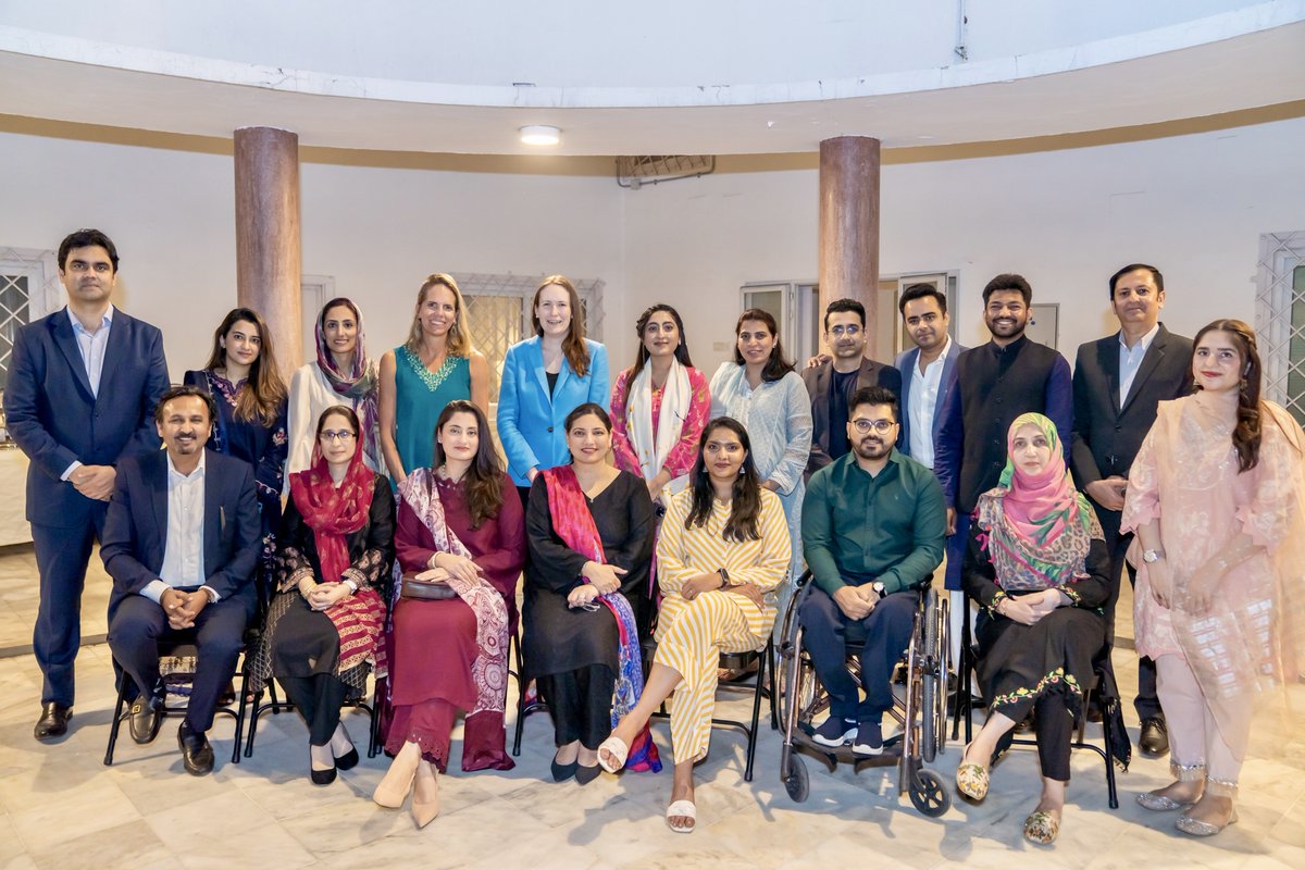 Our gatherings with members of the 44K strong @PakUSAlumni are always inspiring and uplifting! This week, CG Hawkins met with some of these incredible individuals over an Iftar dinner. Together, they exchanged stories of how U.S. exchanges shaped their careers and community…