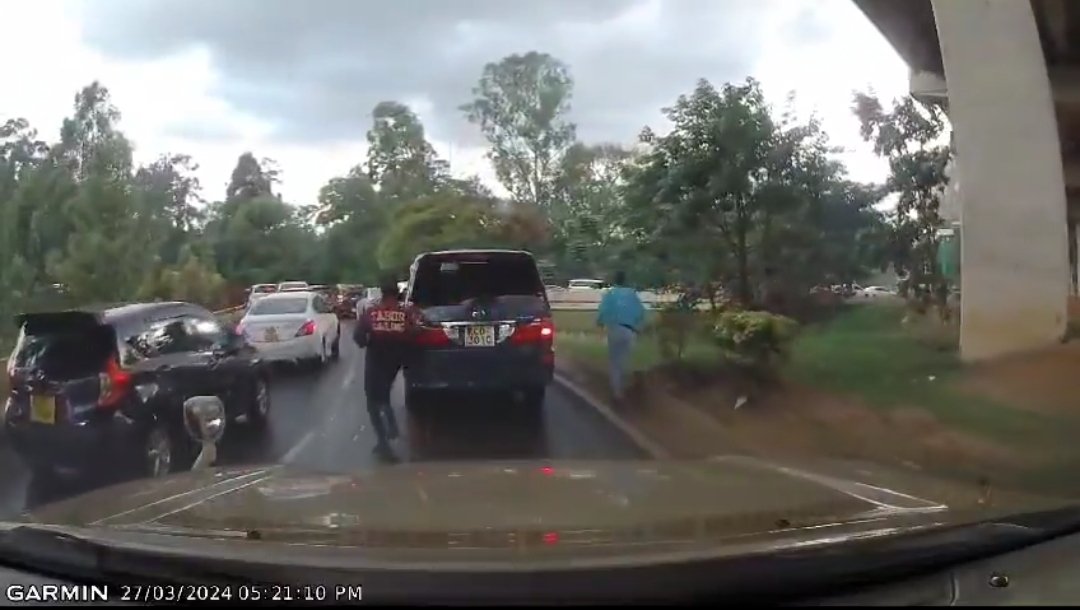 Kenyans using Museum Hill Flyover beware of thugs and keep your windows up while in traffic. Watch😱👇