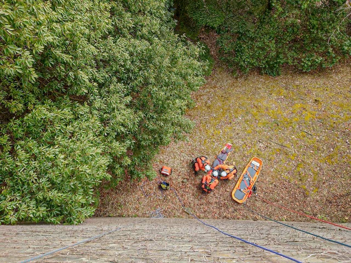 太白区にある水道局茂庭浄水場の敷地をお借りして、転落事故や山岳事故を想定した訓練を実施しました。普段とは異なる環境で訓練をすることで、隊員間でのコミュニケーションを活発化させ、予期せぬ場面でも迅速で効果的な意思決定が可能となり、チームワークと更なる救助技術の向上へと繋がりました。