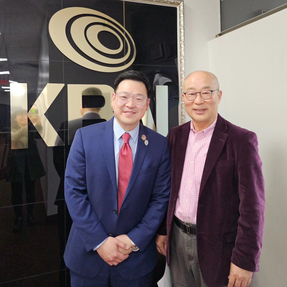 A wonderful interview with Mr. Tan Kim of KBN News at the Korean Broadcasting Network. A very smart man and great interviewer! Definitely kept me on my toes! 

#interview #koreannews #cd5 #bergencounty #sussexcounty #passaiccounty #george4nj #georgeforcongress #StrONGforcongress