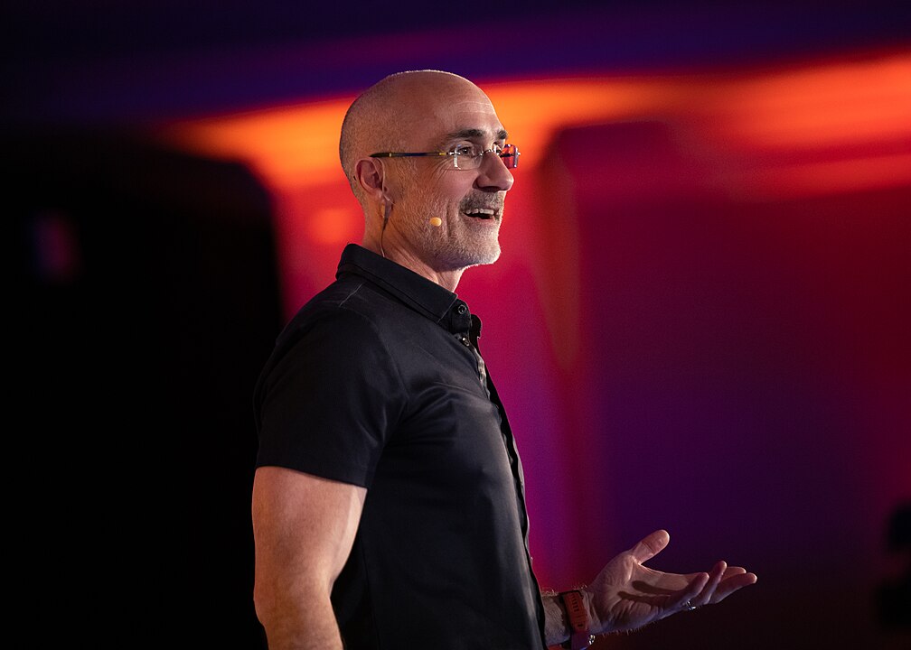 This is Arthur Brooks. A Harvard professor who teaches happiness to MBAs, CEOs, and politicians. His classes are impossible to get into and even have a 'grey market' zoom link. Here's 9 of his ideas that unlocked my happiness journey (and can do the same for you).