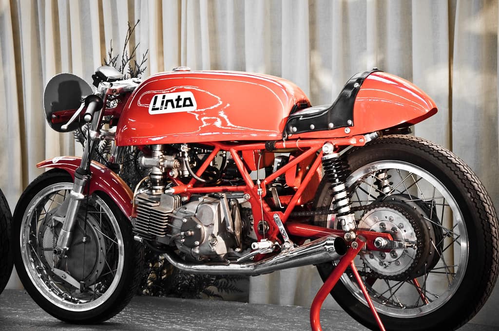 Just stunning. Two Aermacchi 250cc engines were used. Designed by Lino Tonti. Thumbs up 👍 or down 👎
#classicbikeshows #classicbike #classicmotorbike #classicmotorcycle #motorcycleclub #motorcyclelife #classicbikers #classicmotorbikes #classicmotorcycles