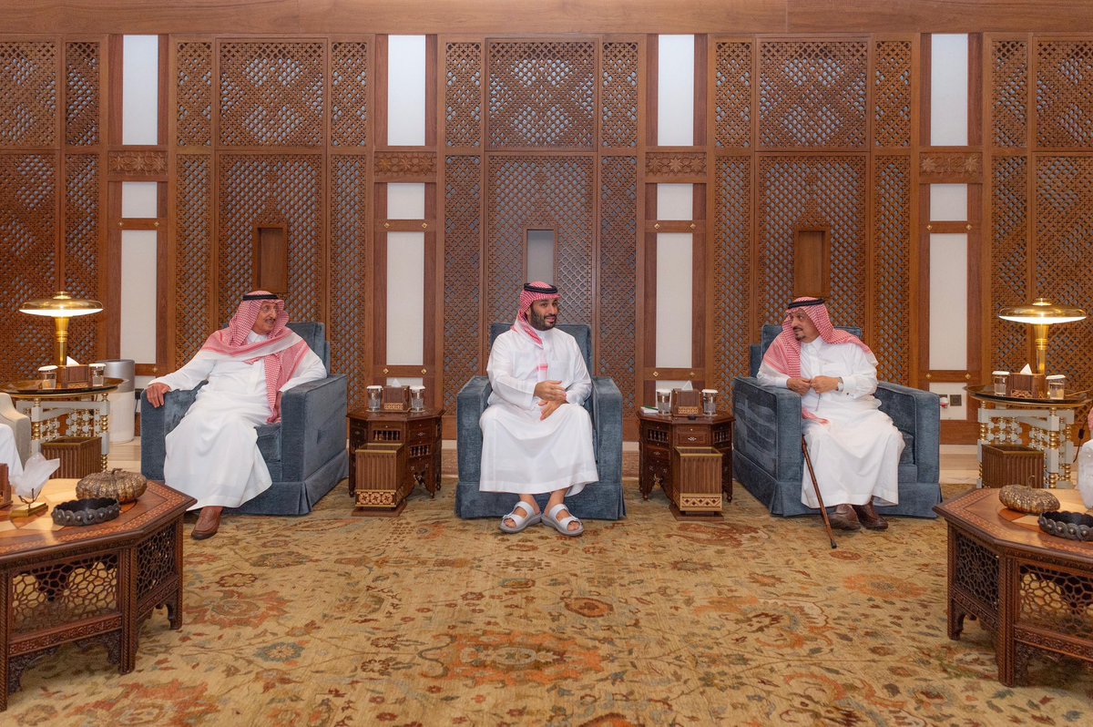 سعدت وأصحاب السمو أمراء المناطق بلقاء سمو ولي العهد، والاستماع لتوجيهاته السديدة الهادفة دائماً وأبداً للاهتمام بالمواطن، والنهوض بتنمية الوطن في شتى المجالات، مثمنين لسموه الكريم هذا اللقاء، سائلين الله أن يحفظ لبلادنا قيادتها الحكيمة.
