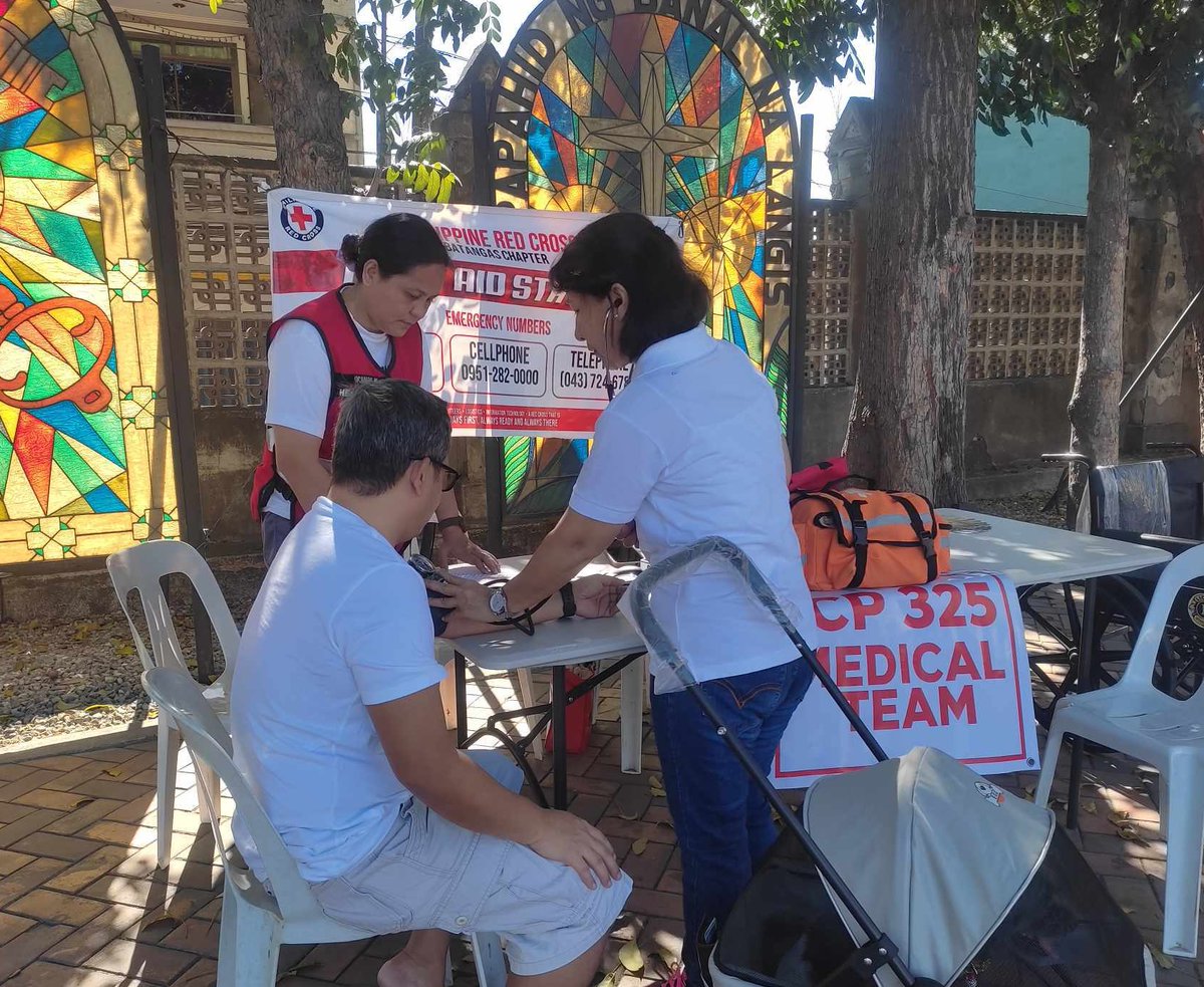 LOOK | First aiders, volunteer medical personnel, and staff of Philippine Red Cross chapters nationwide are currently positioned across strategic areas, providing medical care to Filipinos observing #SemantaSanta2024. “As what we have said before: all of the country’s annual