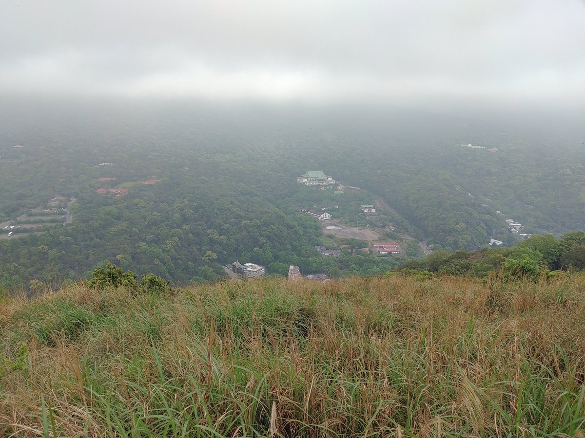 Mt. Shamao 紗帽山(643m) lies in the antechamber of National Yangming Park. It has a cute and easy stone path to the peak, but it's more exciting to take other trail.