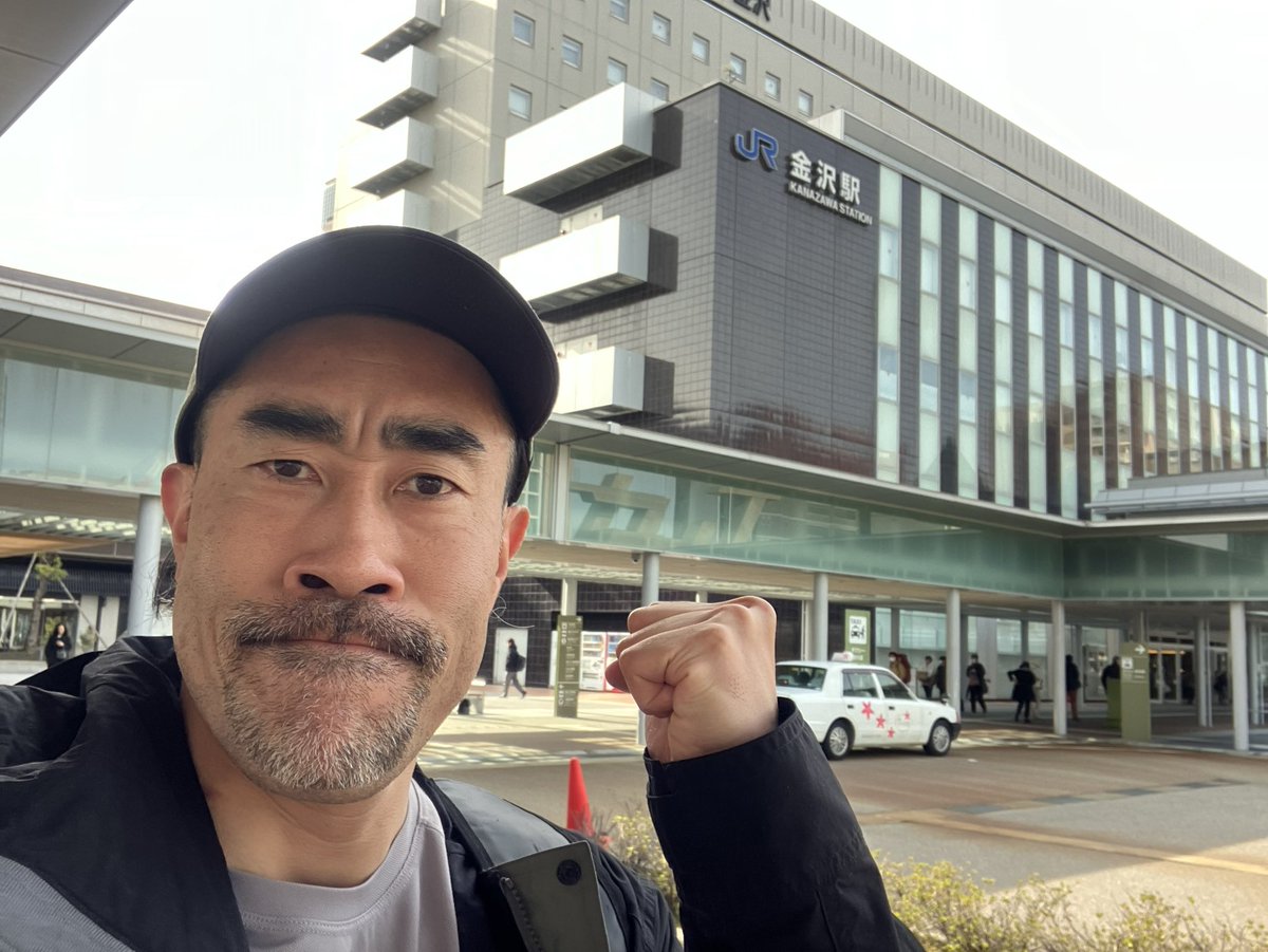 hamatsutomoaki's tweet photo. 今朝、金沢駅に集合後、今回は一泊二日型の活動なので送迎バスに乗車し奥能登ベースキャンプに立ち寄ってから活動場所の能登町に赴きました。本日は被災された御宅の家財出しや崩れたブロック塀、瓦礫等の撤去のお手伝いを致しました。BCの施設内はプライベートルームの個人テントでの宿泊となります。 https://t.co/XeYD9GrCDm