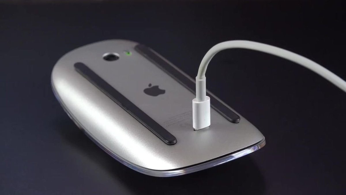 Si alguna vez te sientes mal recuerda que en Apple hubo ingenieros que diseñaron un ratón que no se podía utilizar mientras se estaba cargando