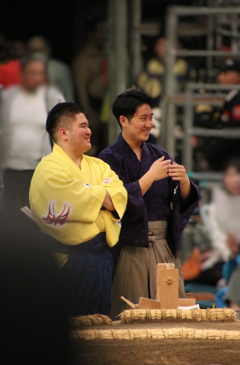 【笑顔がいっぱい】
何を話しているのか。
か わ え え(再)。
#相撲 #春場所 #呼出し隈二郎 #呼出し天琉