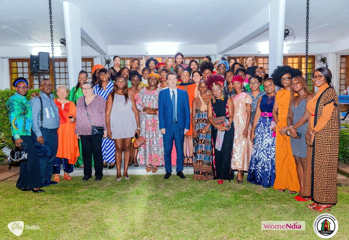 J'ai pris part le 14 mars dernier à la célébration de la Femme au Consulat de France #Douala. Un moment convivial au cours duquel j'ai fait la rencontre d'autres femmes entrepreneures dont la très charismatique Kate Fotso qu'on ne présente plus.

@LeBoukarouCMR  et @Parlerdelles