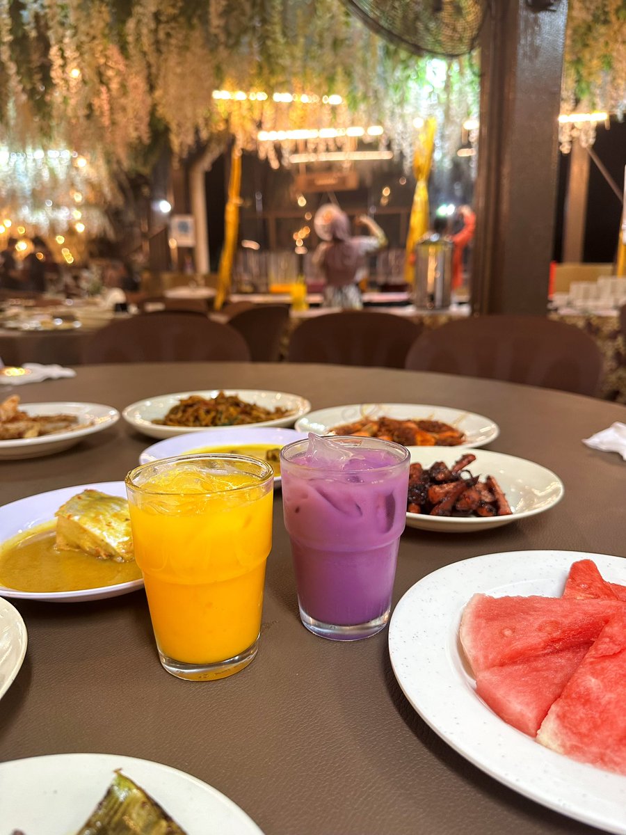 Rasa sayu je i makan kat sini sebab rindu kampung 🥹

Sebagai orang pahang, tempoyak dia onzz tau and kita lurve buffet ramadhan yang serve makanan kampung camni.

I banyak kali cakap kat husband “nanti kalau rindu nak makan tempoyak kita datang sini lagi eh” haha