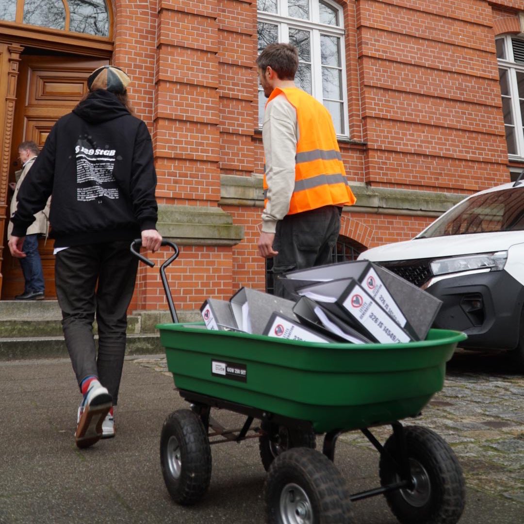 Über 2000 Stellungnahmen übergeben: „Fassungslos“, „entsetzt“, „beschämt“, „schockiert“ – so umschreiben über 2000 Menschen ihre Reaktion auf die mögl. Anklage von 5 Unterstützer:innen der LG wegen Bildung einer kriminellen Vereinigung durch die Staatsanwaltschaft Neuruppin.