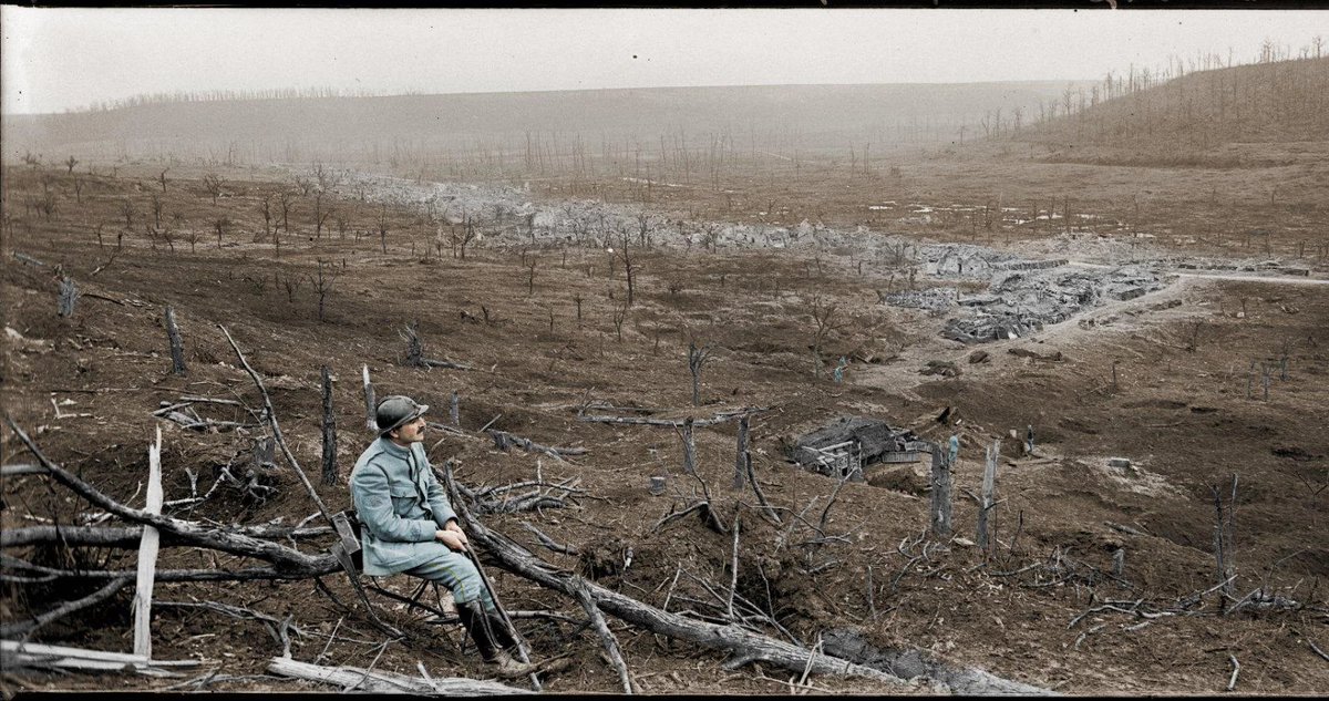Un soldat français devant un no man's land, en 1916.