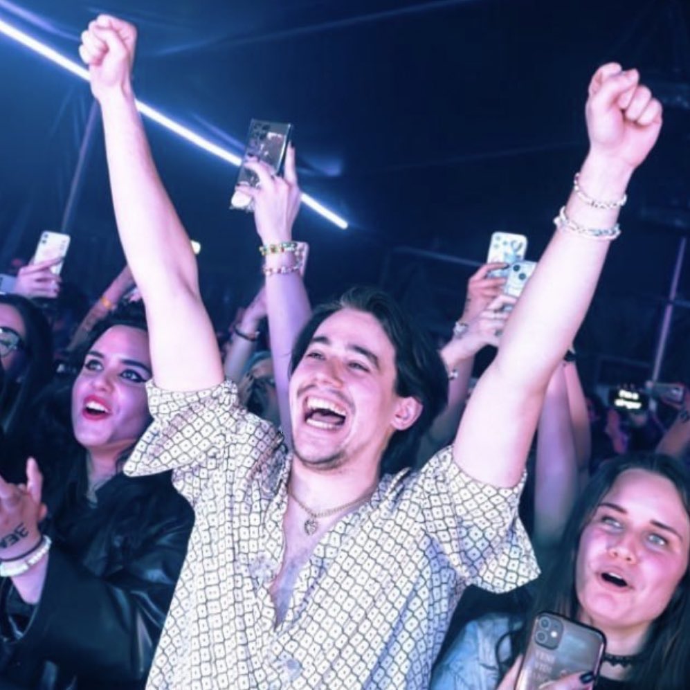 kaynolax's tweet image. no offence but imagine being this unemployed that you can just pack up your things and go to a months worth of gigs to stalk your ‘favourite’ band like this and get barricade every time?!!? like sure once or twice is fine but after a while let someone else have a turn dude ffs