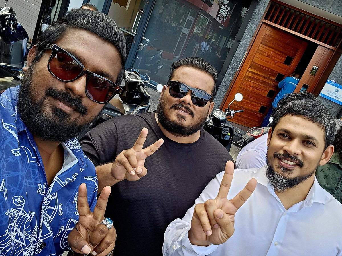 Saeed22Hussain's tweet photo. Henveiru Dhekunu Dhaairaa ah Vaadha kurahvaa PPM PNC Candidate @immu_mv , ah thaaeedh hoadhdhevumah Raees Dr @MMuizzu Dhaairaage Rayyithun ge gaathah, Dhorun dhorah
#CandidateNo 2️⃣✅✌🏼
#Henveiru Dhekunu Dhaairaa T-03
#Immu2024
#JeeleggeFeshun
#DhiveheengeRaajje https://t.co/kghvZlOzm6