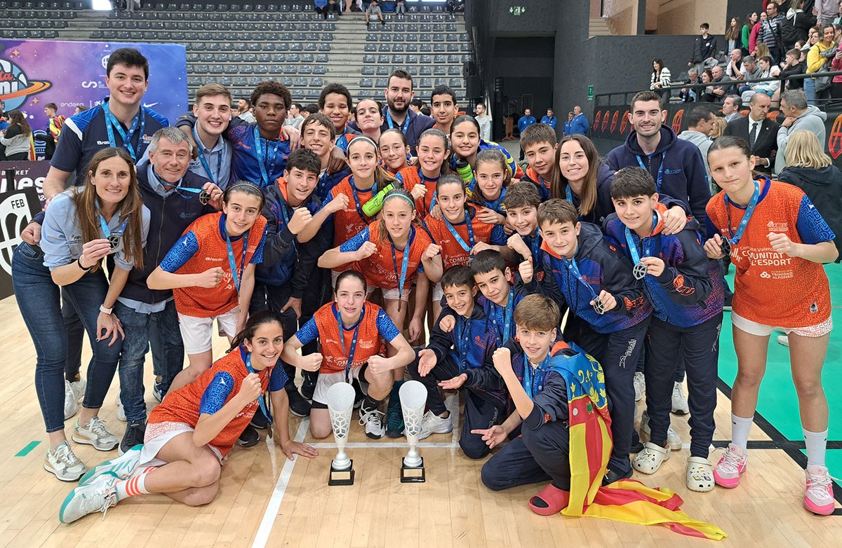 ¡SUBCAMPEONES DE ESPAÑA!🥈💪🏻🏀 Las selecciones valencianas alevín femenina y masculina con nuestro entrenador Miguel Ángel Molina consiguen la plata en el Campeonato de España de selecciones autonómicas. ¡Enhorabuena a todos! @fbcv_es #planetamini #fbcv #CESA2024