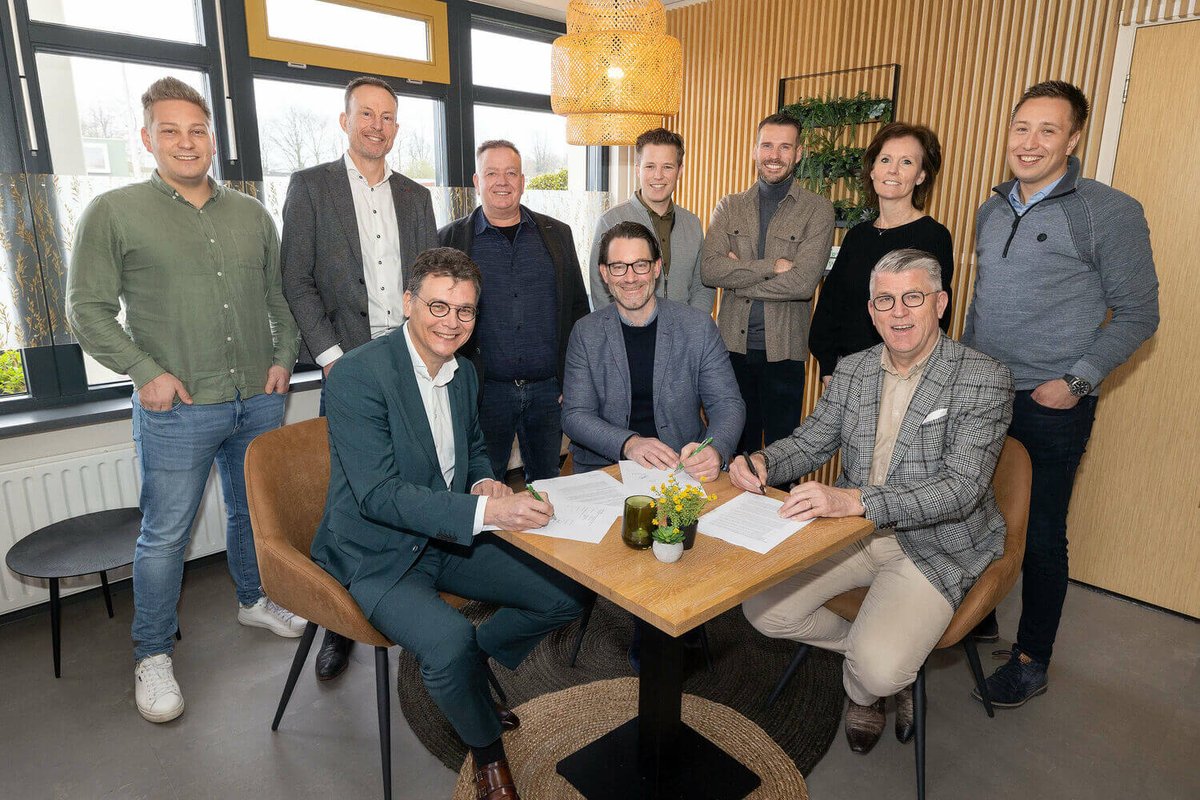 Bouwbedrijf <a href="/Nijhuis_Bouw/">Nijhuis Bouw B.V.</a> start deze zomer met de modernisering van ruim vierhonderd woningen van Oost Flevoland Woondiensten (OFW) in <a href="/VolgDronten/">Gemeente Dronten</a>. Deze maand ondertekenden beide partijen de samenwerkingsovereenkomst.

corporatiebouw.nl/bouwbedrijf-ni…

#woningbouw #vastgoed #bouw