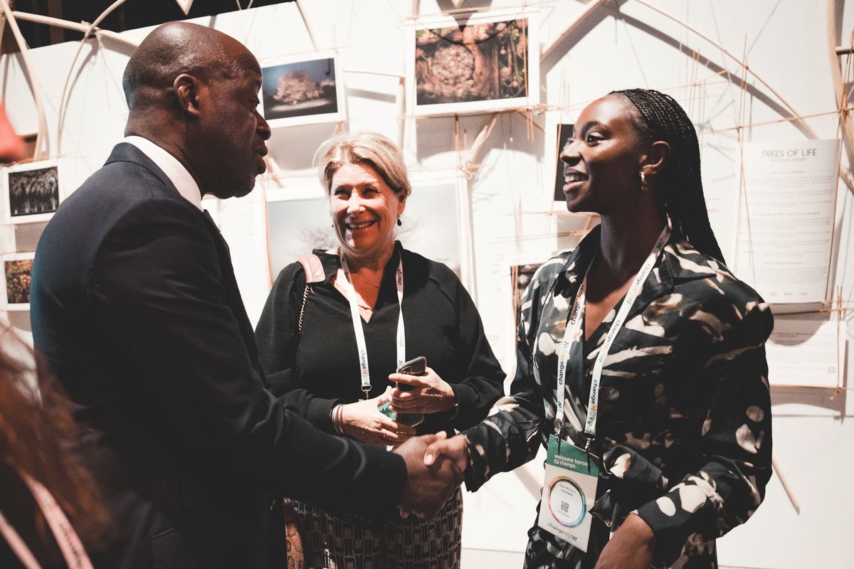 Quel honneur de présenter l’exposition « Arbres de vie » lors du sommet @ChangeNOW_fr ! 🌳✨ Parmi les nombreux visiteurs, nous avons eu l'honneur d'accueillir M. Alain-Richard DONWAHI @ARDonwahi, Président de la #COP15 sur la #désertification,