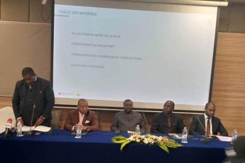 InvestCameroun's tweet photo. Bus Rapid Transit : la mairie de Douala lance une opération pour mobiliser 10 milliards de FCFA de fonds de contrepartie https://t.co/0FxKTh9CBO https://t.co/ZuYyc0G5oS