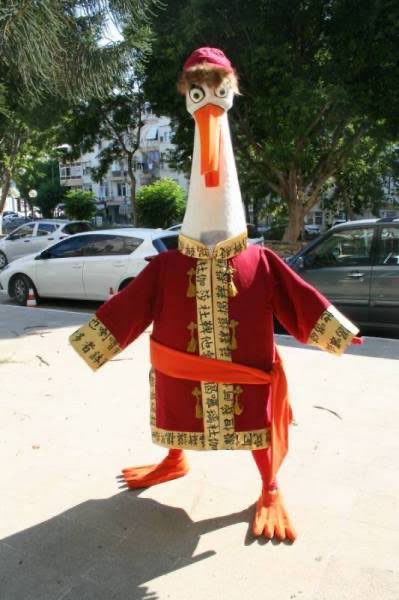 nocontextrakya's tweet photo. Tekirdağ’da bir genç sevgilisi leylek görüp martenickasını çıkaramadığı için leylek kostümü giyip evinin önüne gitti. https://t.co/LtAPjEZu4T