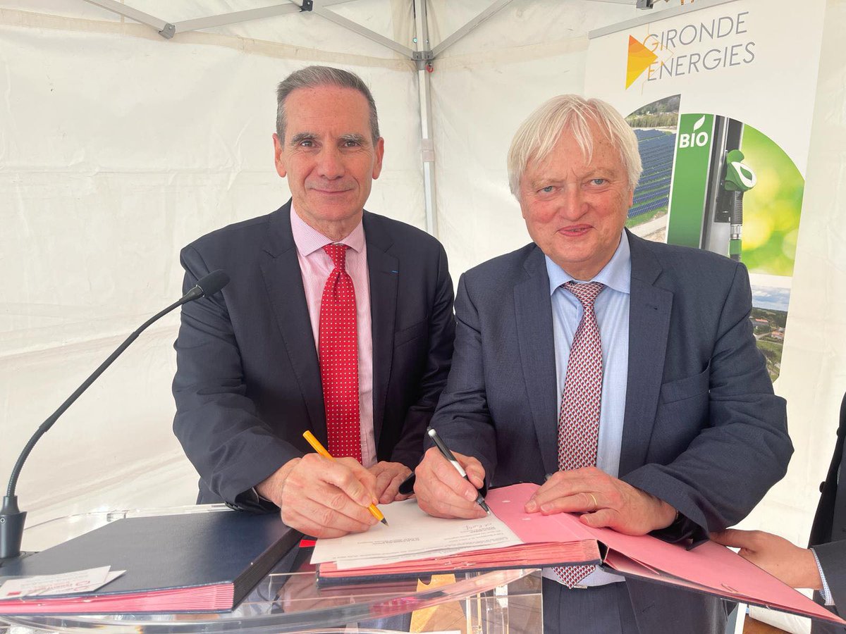 SDEEGironde's tweet photo. Signature à Rauzan d'une nouvelle enveloppe #intracting pour le financement de la rénovation de l'éclairage public entre Patrick MARTINEZ, Directeur Régional de la Banque des Territoires et Xavier PINTAT, Président du SDEEG Gironde. https://t.co/CZr7qmjoFr