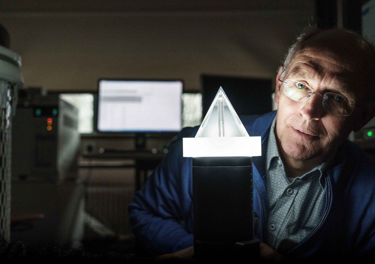 UG Makers #3: Erik Heeres, Professor of Chemical Engineering (@ScienceLinX) 🧪 Heeres, portrayed by (@reyerboxem), can be seen next to a small pyramid containing sustainable airplane fuel made from #lignin✈️ Read more 👇 rug.nl/about-ug/lates…