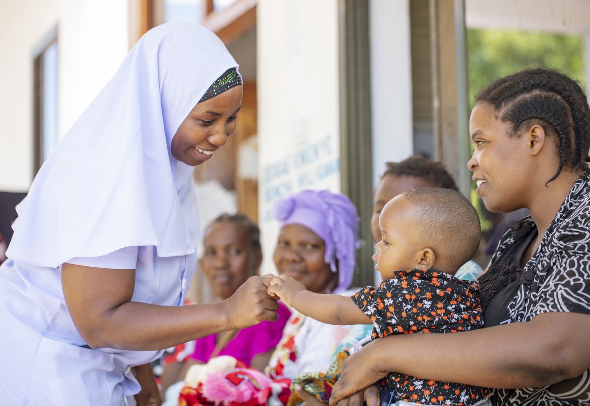 🇹🇿 Our #mmama programme reached a significant milestone in #Tanzania this week, with the launch of a new nationwide toll-free 115 number to enable more pregnant women and new-borns to access the emergency transport service. 1/2