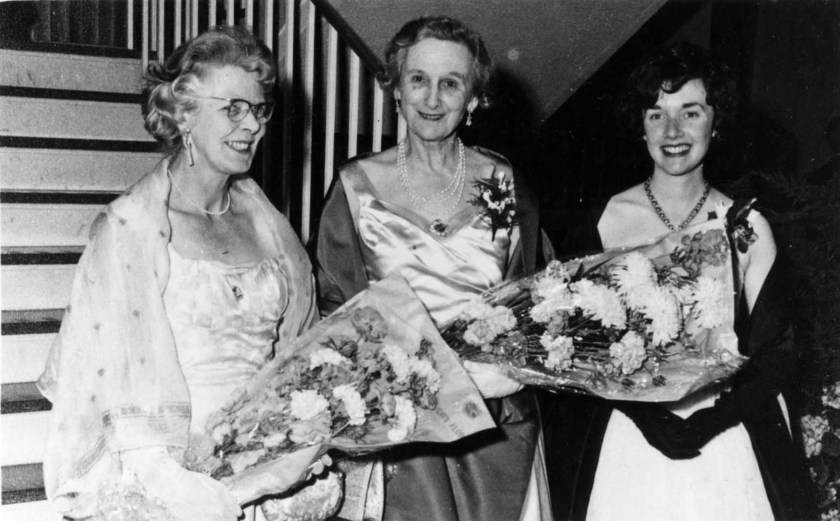 This throwback from the Guild Ball in 1962 shows the 1st female @ExeterGuild president Teresa Welby (R); 1st @UniofExeter Chancellor Mary Cavendish (Duchess of Devonshire); & Elsie Cook (L), wife of the Vice-Chancellor. 📷 EUL UA/P/3h #ThrowbackThursday #UniofExeterArchive #WHM