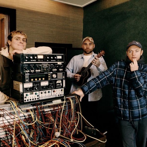 MusicNewsWeb's tweet image. DMA'S and Ruel join forces for new single 'What A Life' - #DMAsDMAs @dmasmusic #DMAs #Ruel dlvr.it/T4kdZ7