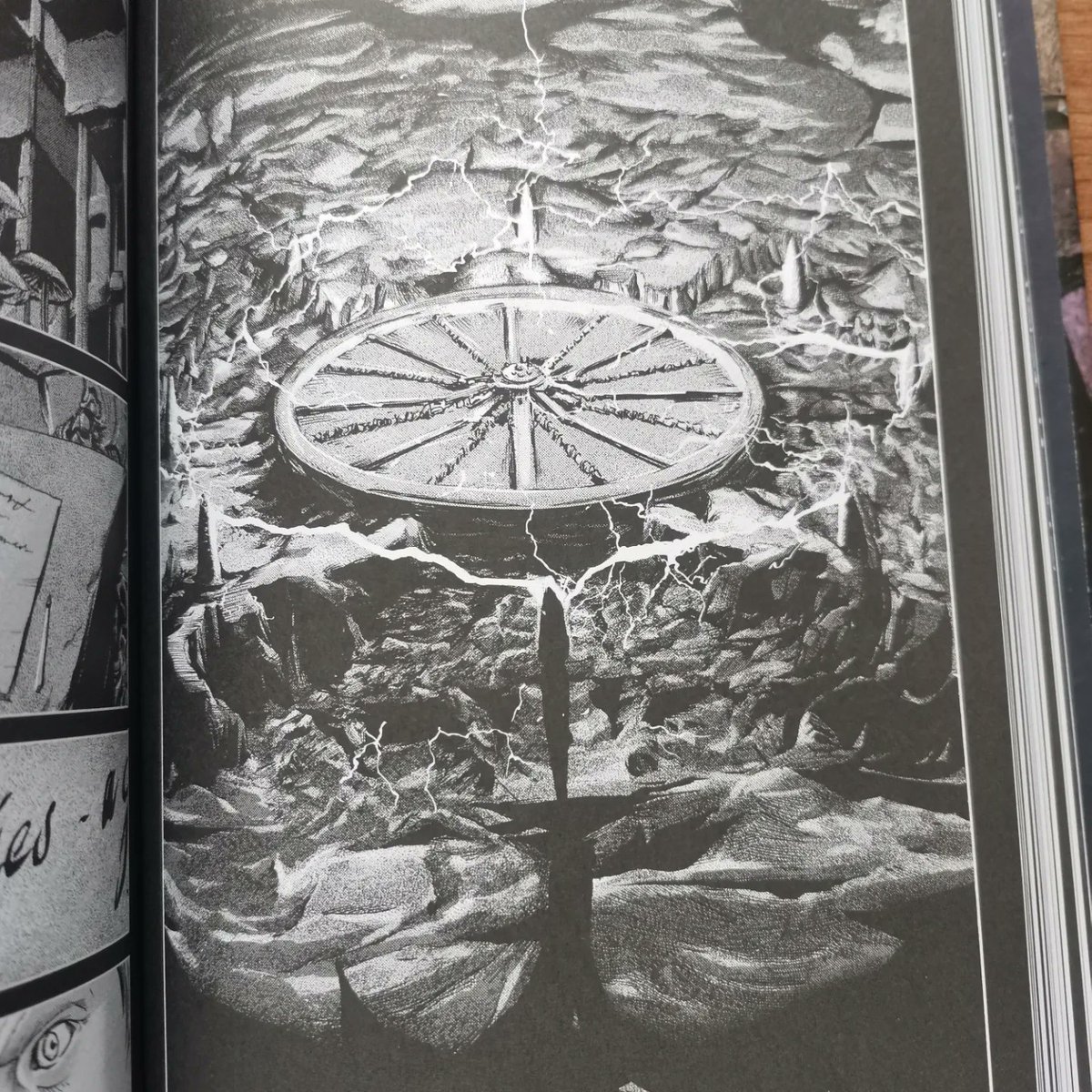 mdavilavm's tweet photo. Devorado con fruición #TokiWoKoeruKage de #TanabeGou, adaptación manga de #TheShadowOutOfTime (#EnLaNocheDeLosTiempos) del genio del horror cósmico #HPLovecraft. Tanabe sigue transmitiendo en imágenes lo que Lovecraft apuntaba de manera difusa o indeterminada. Qué gozada. https://t.co/QNkSKd4hgl
