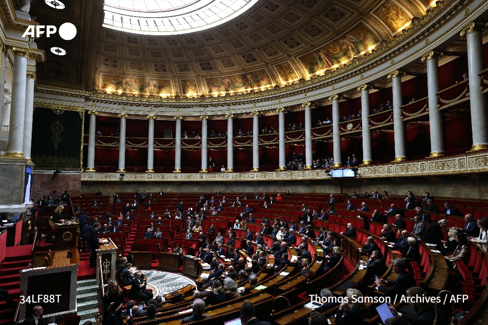 L'Assemblée "condamne la répression sanglante et meurtrière des Algériens commise sous l’autorité du préfet de police Maurice Papon le 17 octobre 1961", au cours de laquelle entre une trentaine et plus de 200 manifestants pacifiques sont morts, selon les historiens #AFP