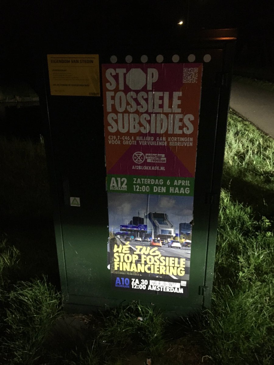 Gespot, ergens in #Gouda. U ziet, zo mogelijk zal Extinction Rebellion oude posters hergebruiken. ♻️ 

(De onderste poster was oorspronkelijk geplakt om de demonstratie van 30 december jl aan te kondigen)

#StopFossieleSubsidies #StopFossieleFinanciering #A10 #A12