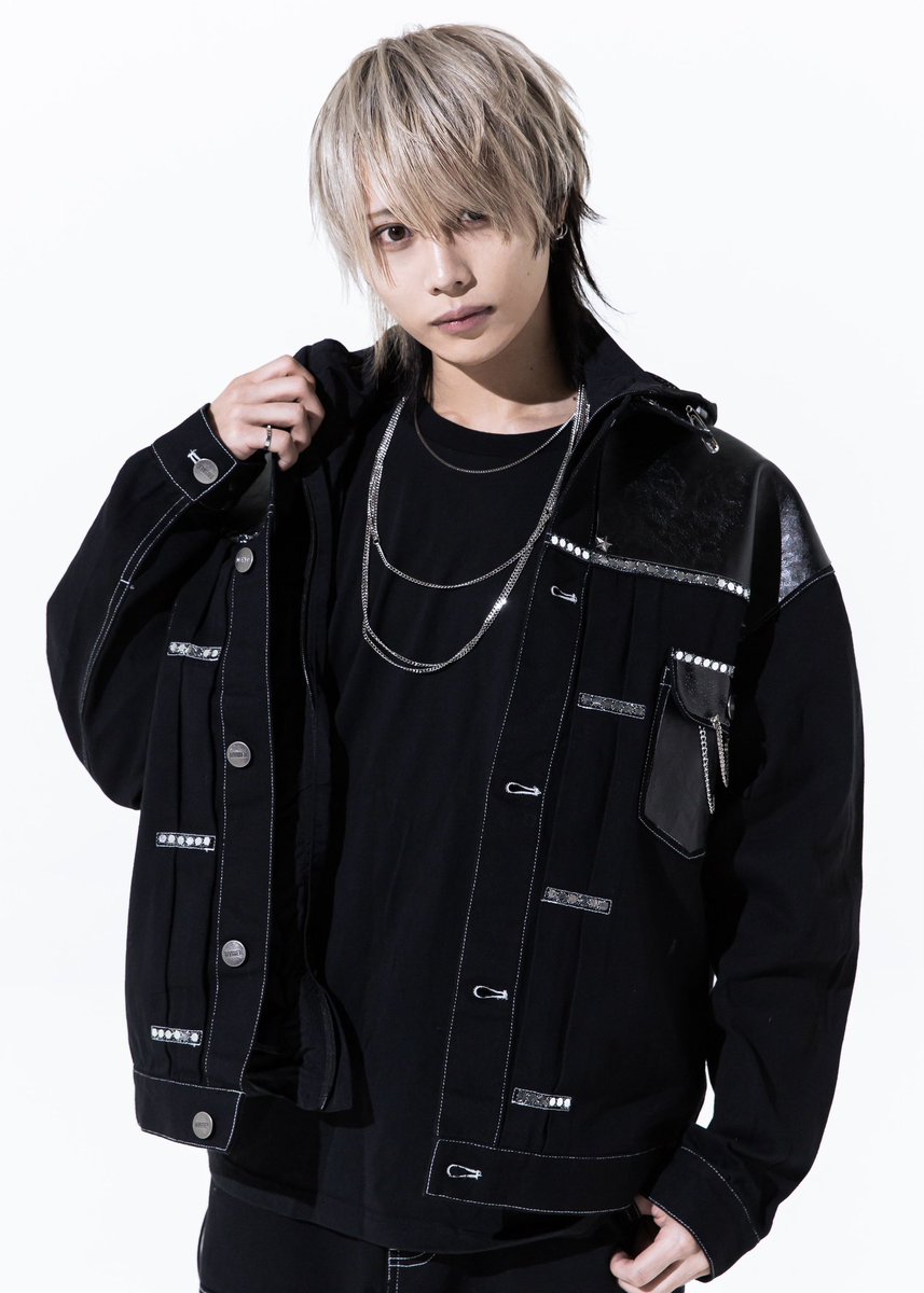 新アー写公開③】 AKI @4ki_trr メンバーカラー🟩 そんな新衣装初