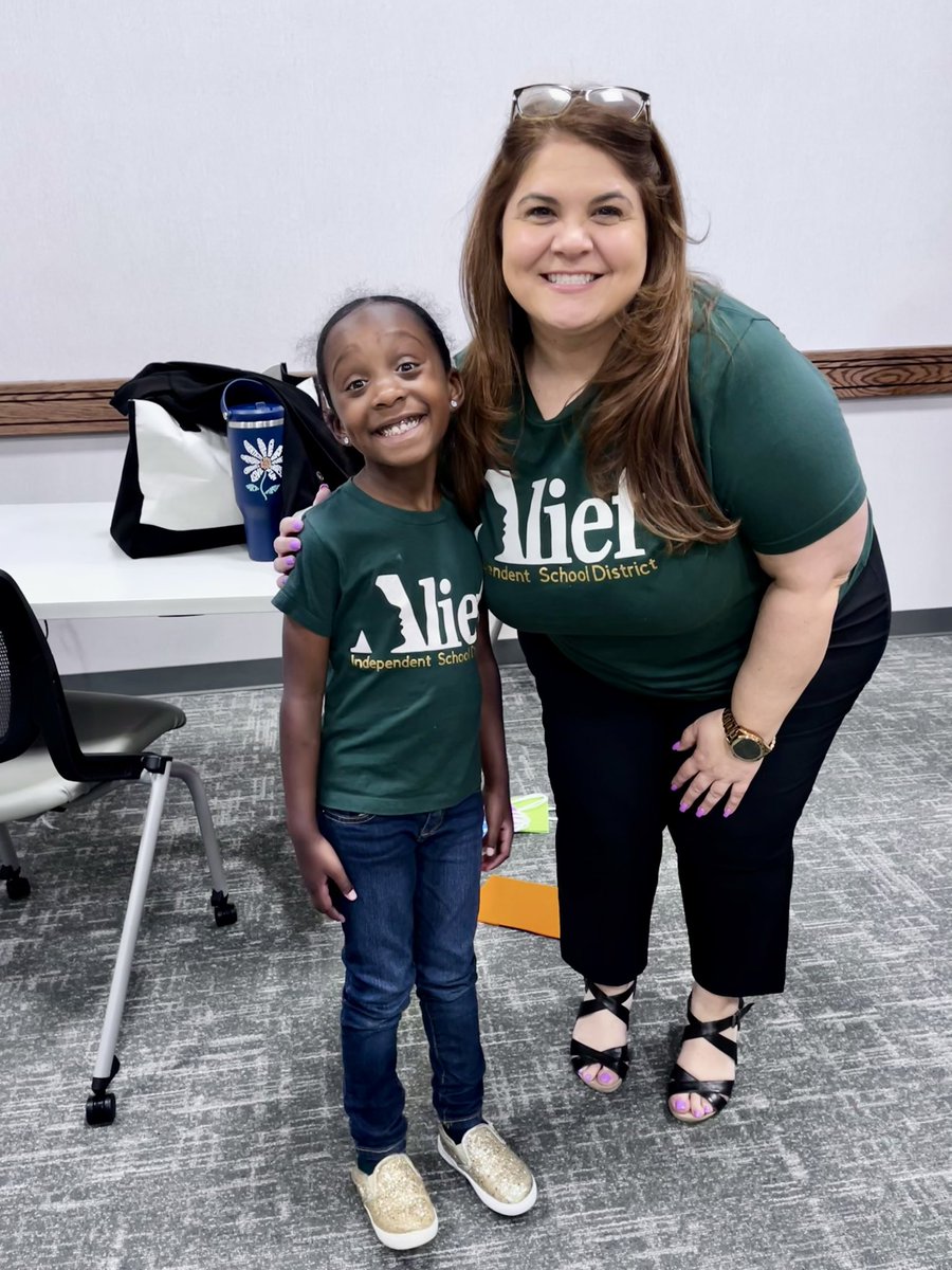 Check out these Alief Proud cuties! <a href="/MatturroMEd/">FαႦιαɳα Mαƚƚυɾɾσ</a> <a href="/AliefISD/">Alief ISD</a> @Horn_Dream_Big