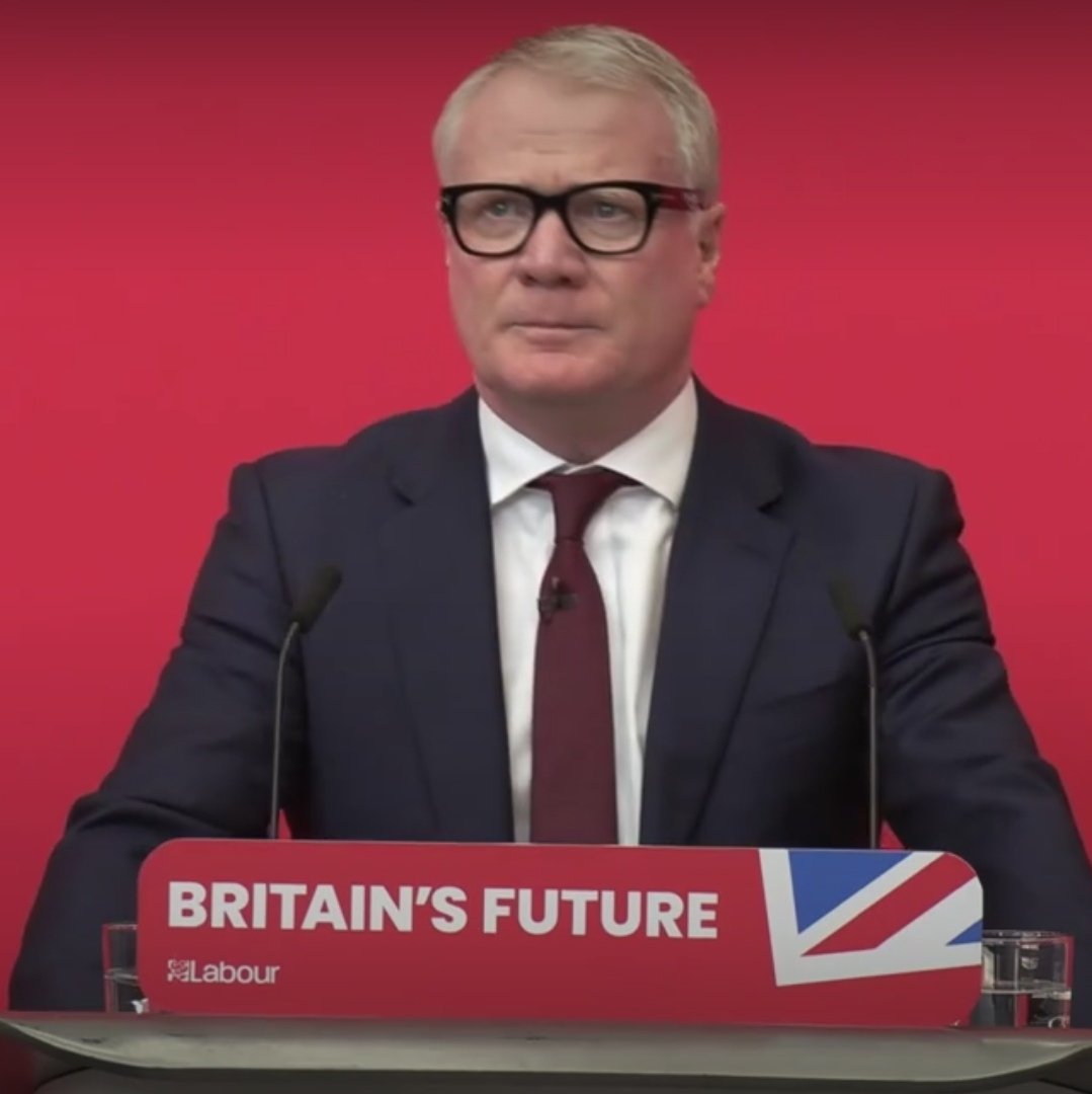 And so, <a href="/Keir_Starmer/">Keir Starmer</a> morphed Keith, from accounts payable.
Y de esta forma, #KeirStarmer, se convirtió en Luis, el contable de oa empresa.