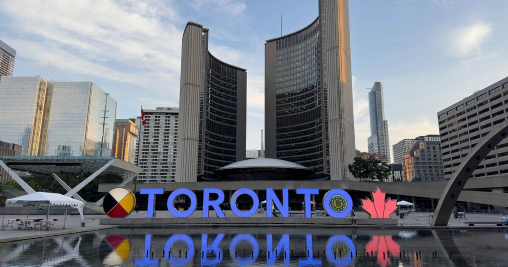 📸 Found myself spellbound in the glow of the iconic Toronto sign in the early morning at Nathan Phillips Square. 🇨🇦 #TorontoSign #NathanPhillipsSquare #CityLights 🌃 #IconicToronto 🎆 Read more 👉 lttr.ai/AQtam