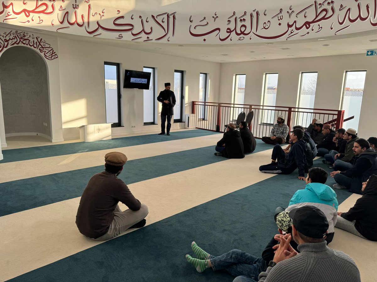 AhmadiJongeren's tweet photo. MKA Almere heeft een zeer geslaagde interactieve Rishta Nata sessie gehouden. Hierin is de Islamitische leer over trouwen uitgelegd en hoe een gelukkig getrouwd leven geleid kan worden.

De sessie werd afgesloten met een heerlijke Iftar diner en gezamenlijk gebed. https://t.co/N637DXjwmi
