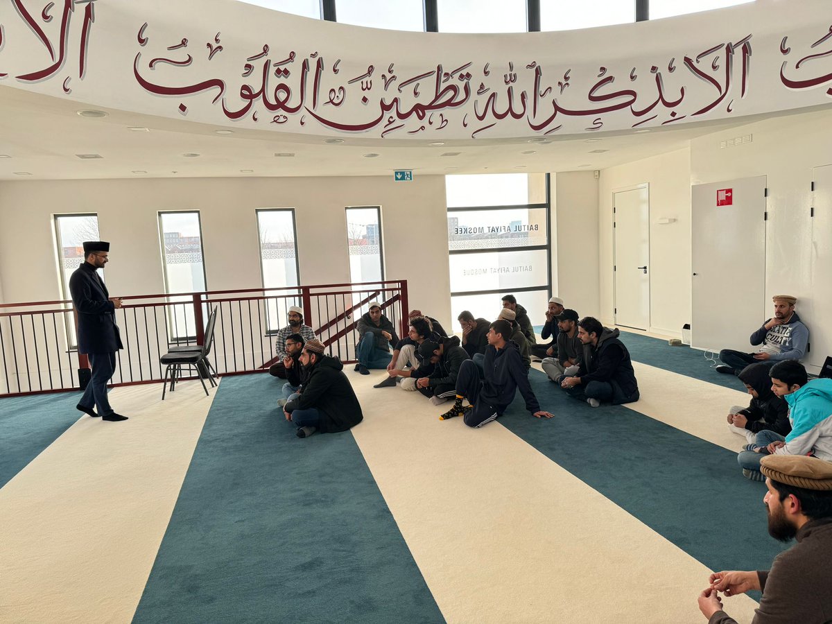 AhmadiJongeren's tweet photo. MKA Almere heeft een zeer geslaagde interactieve Rishta Nata sessie gehouden. Hierin is de Islamitische leer over trouwen uitgelegd en hoe een gelukkig getrouwd leven geleid kan worden.

De sessie werd afgesloten met een heerlijke Iftar diner en gezamenlijk gebed. https://t.co/N637DXjwmi