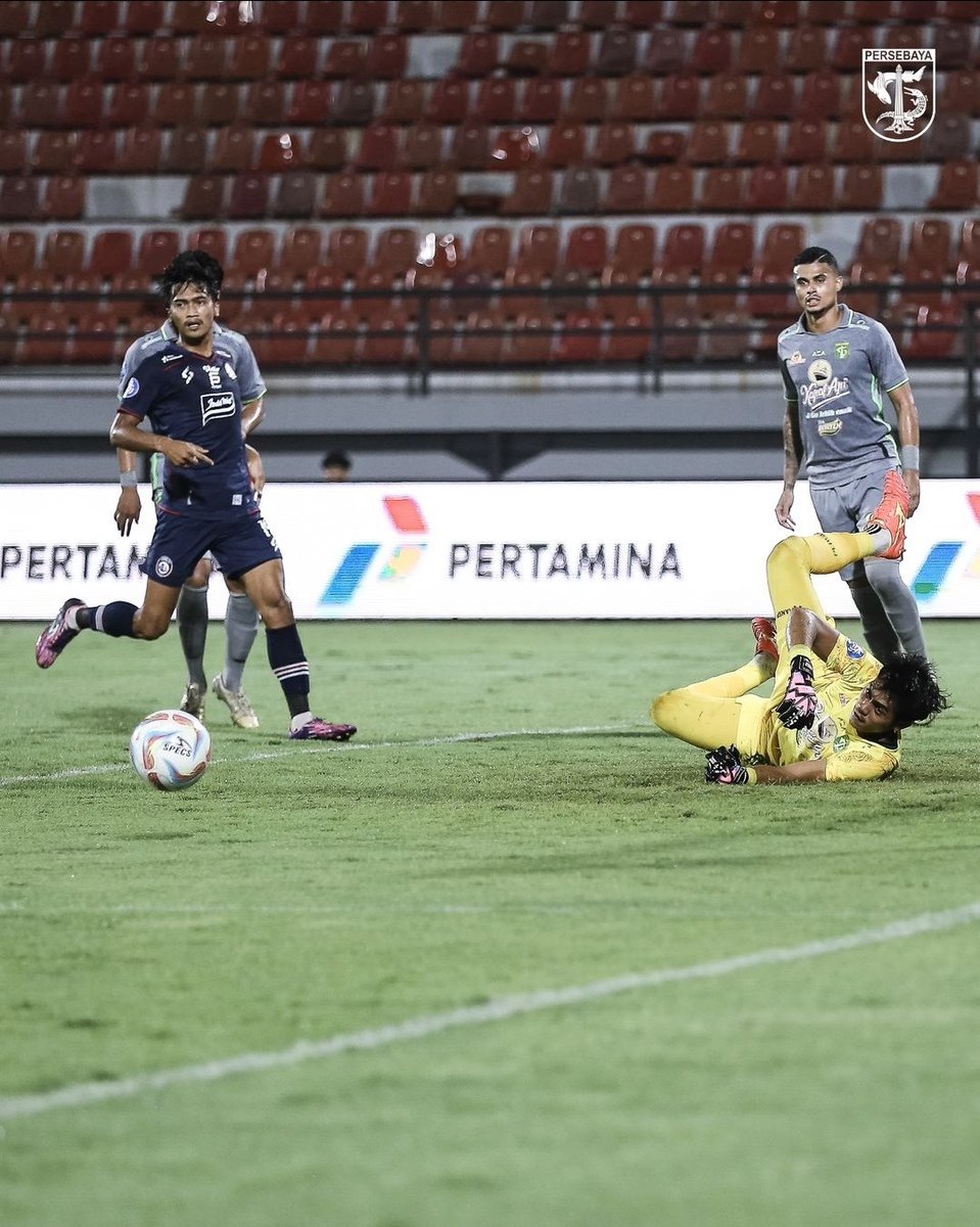 ✅ RESMI : Persebaya Surabaya akan mengirimkan surat protes kepada PSSI terkait kepemimpinan buruk wasit Gedion Dapaherang di laga vs Arema semalam.

Wasit dianggap memberikan 'penalti ghaib' untuk Arema FC (meski tidak goal), dalam rilisnya Persebaya Surabaya juga mengungkapkan…