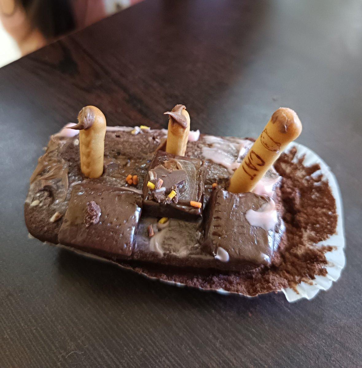 dyesatipones_'s tweet photo. I am incredibly touched and grateful for the sweetness and thoughtfulness of my students ♡. The gesture of three of them coming together to create a DIY cake out of their snacks truly warms my heart. https://t.co/WhRtl6lRw9