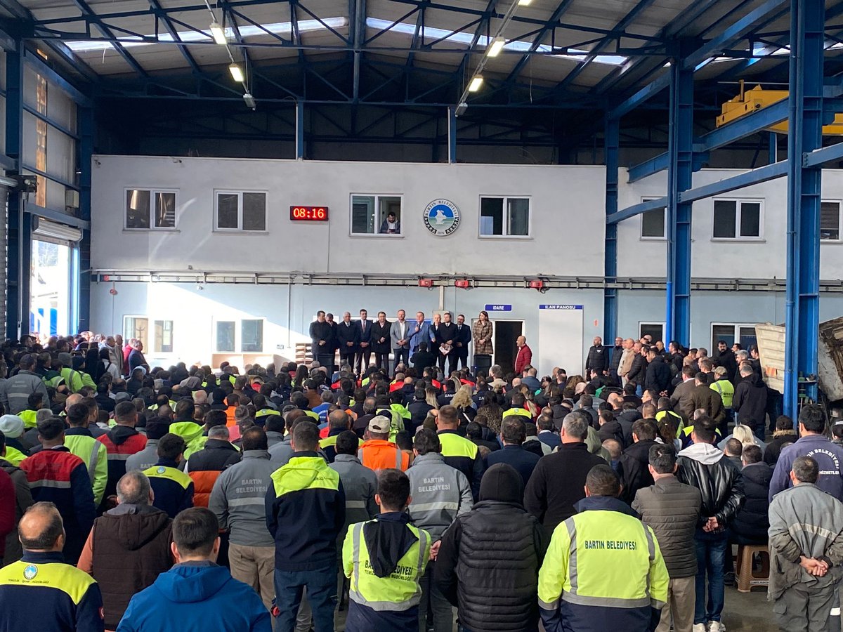 HuseyinFF74's tweet photo. Tüm başarılara hep birlikte imza attığımız yol arkadaşlarımla personelimizle bir araya geldik.11 aylık görev sürem boyunca Bartın’da hizmet kalitesindeki başarıda tüm Belediye personelimizin özveri ve gayreti var. Ben bunun için her birine ayrı ayrı teşekkür ediyorum. https://t.co/2LD6Go9AvA