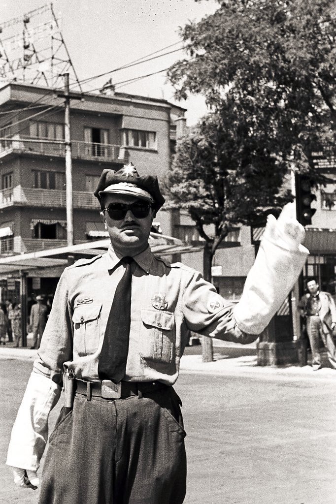 Ulus Meydanı’nda görevli trafik polisimizle 1950 yılına nostaljik bir yolculuk... 

📍Ankara

#tarihtepolis
#tbt