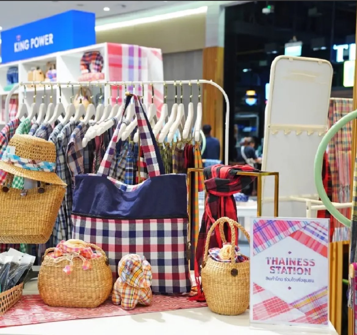 ขออนุญาตแนะนำให้เอาคำ Thainess (ความเป็นไทย) ออกเถอะครับ

การทำ soft power ผ่านวัฒนธรรม เขาจะไม่ติดกับดักลัทธิชาติกัน ไม่งั้นสินค้าก็เป็นได้แค่ของฝากนักท่องเที่ยว เป็นเทรนด์ระยะสั้น 

ลัทธิชาติมัน exclusive เฉพาะกลุ่ม 
Soft power ต้อง inclusive สำหรับทุกคนในโลก 

ฝรั่งเศส เขาขาย